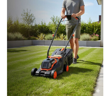 FlinQ 18V accu grasmaaier zwart met oranje details productfoto