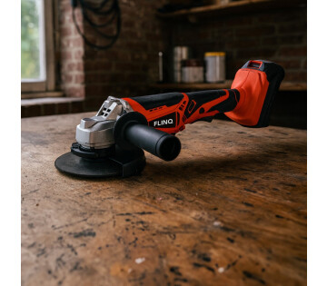 FlinQ Haakse Slijper 125 mm 20V op werkbank in een werkplaats met robuuste uitstraling.