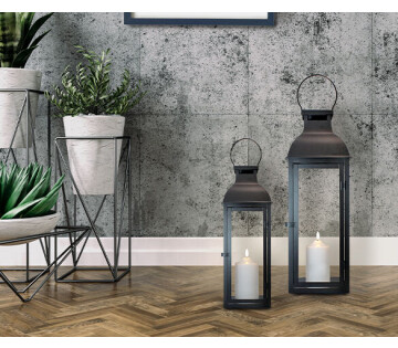 De Set van 2 FlinQ Windlichten staan binnen in de woonkamer. 