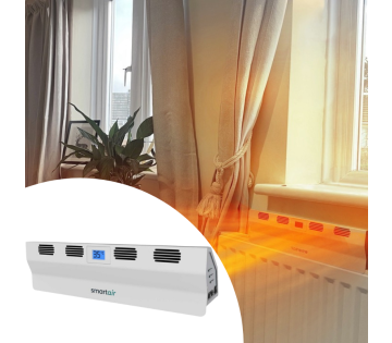 de verwarmingsbooster op de verwarming in een rustieke woonkamer met een bank en een hond op de bank