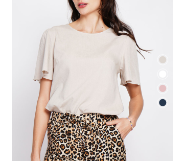 Beige damesblouse met korte mouwen gecombineerd met panterprint rok, voorkant