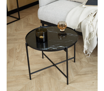 De Lifa Living Marmerlook Tafel Xavier staat in de woonkamer.