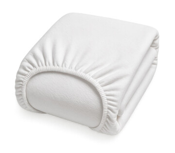 Gevouwen wit molton hoeslaken van Ten Cate, gemaakt van 100% geweven katoen met elastiek rondom.