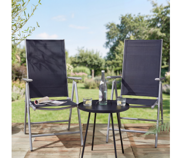 Twee antraciet tuinstoelen met aluminium frame op terras met tafeltje en drankjes in zonnige tuinsetting.