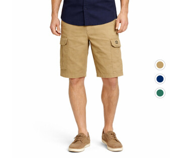 Beige cargo short gedragen door model, gecombineerd met casual outfit en veterschoenen.