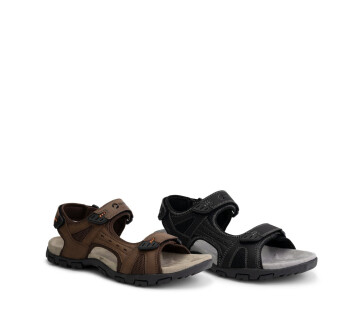Vergelijking van bruine en zwarte outdoorsandalen met comfortabele pasvorm en stevige zool.