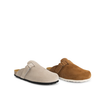 Travelin’ Suede Clog in grijs en bruin naast elkaar.