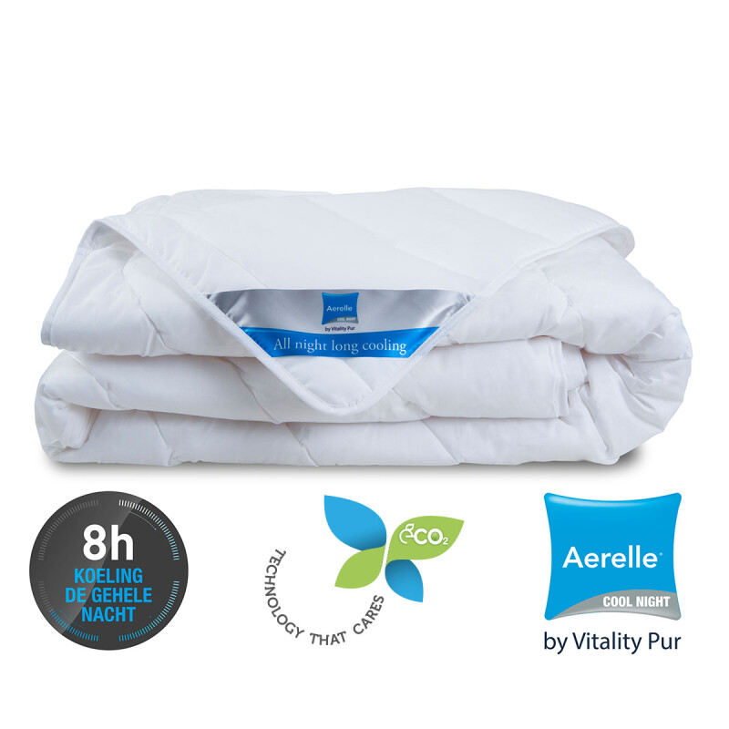 Opgevouwen wit Aerelle Cool Night dekbed met label zichtbaar en iconen die verkoelende werking en duurzaamheid benadrukken