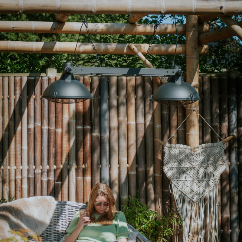 De Sunred Terrasverwarmer Indus II hangt buiten