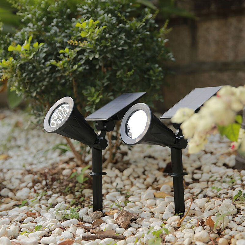 Set van twee solar prikspots geplaatst in grindborder