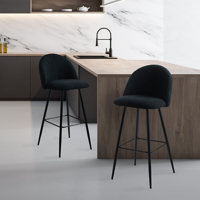 De zwarte teddy barkruk staat in de keuken.