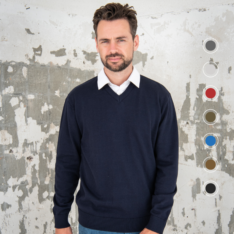 Model die de Cappuccino trui met kraag draagt in het marineblauw met alle kleuren opties. 