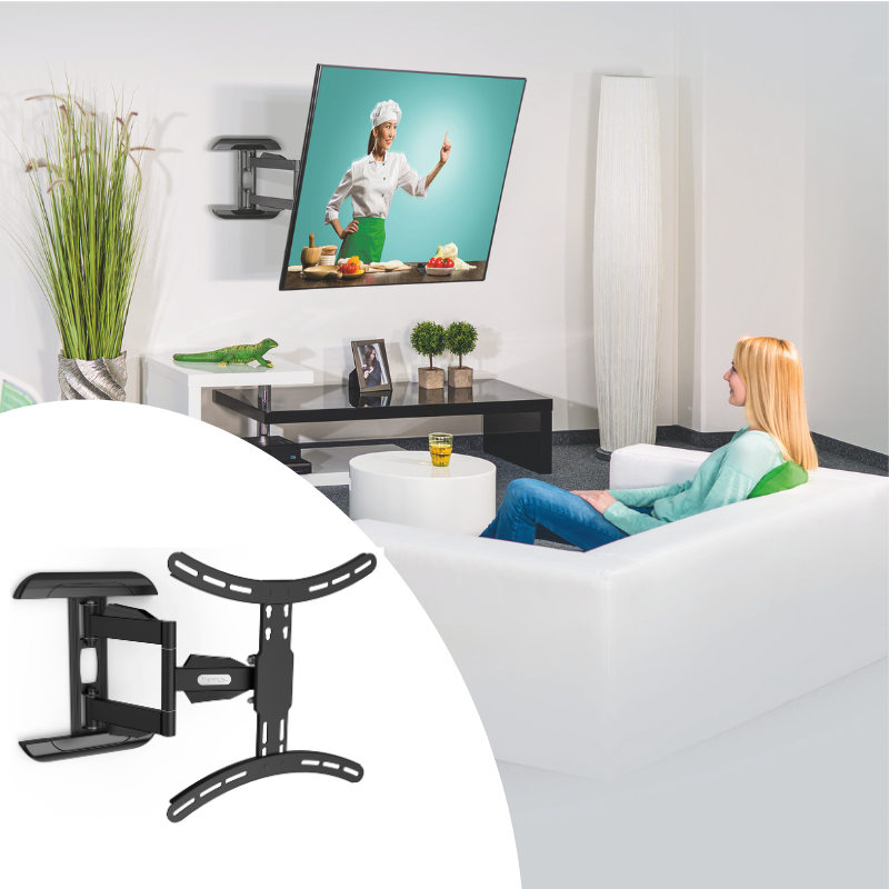 Een modern ingerichte woonkamer met een vrouw die zit op een witte bank en kijkt naar een televisie aan de muur, waarop een kookprogramma wordt getoond. De kamer is eenvoudig gedecoreerd met een grote plant, een minimalistisch tv-meubel en een paar kleine