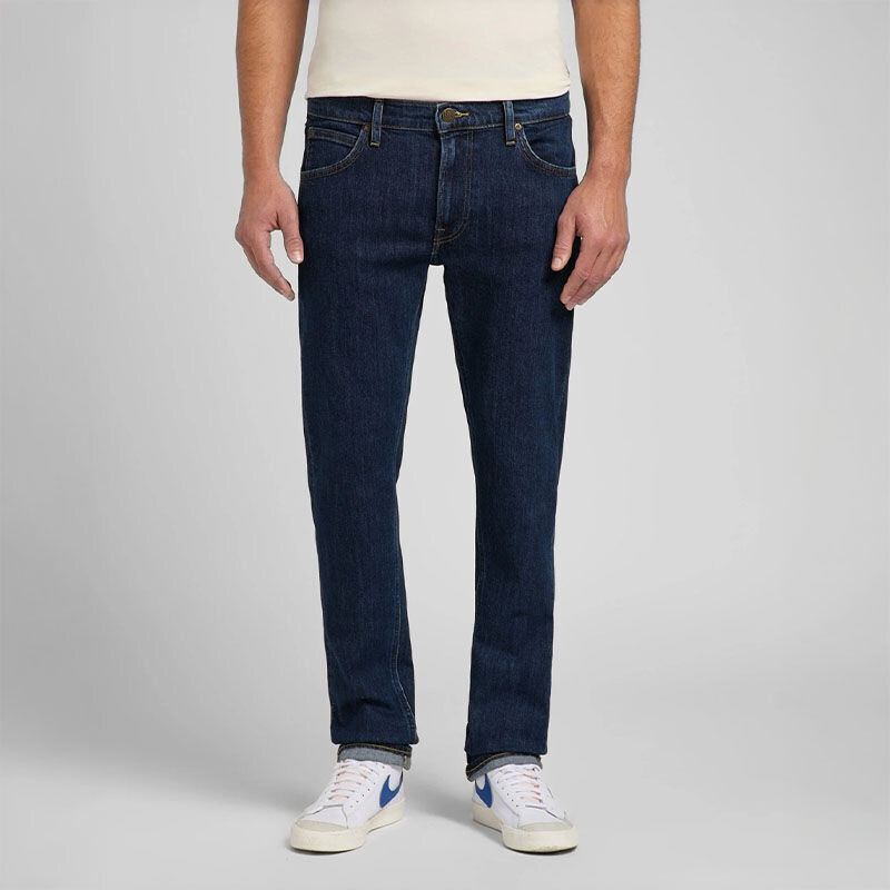 De voorzijde van de Lee Jeans Daren Deep Dark Stone. 