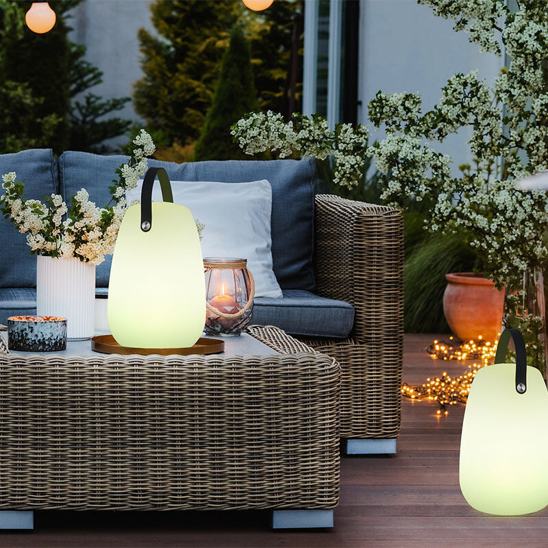 De LED Tafellamp staat buiten.