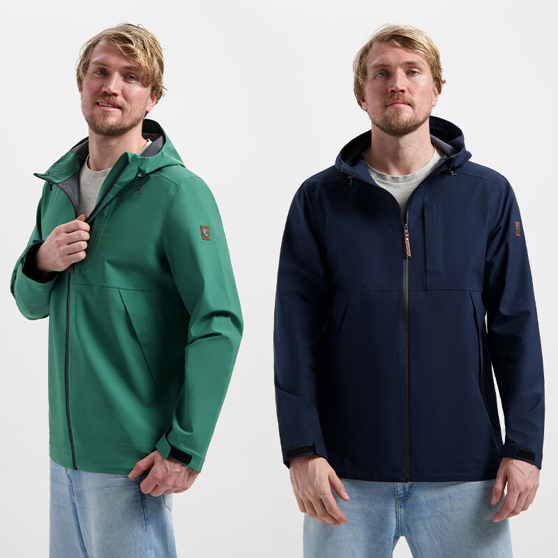 Model draagt Travelin' Regenjas in donkergroen en marineblauw