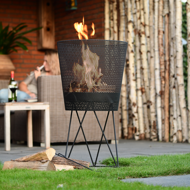 RedFire Vuurkorf Amarillo in sfeersetting met vuur.