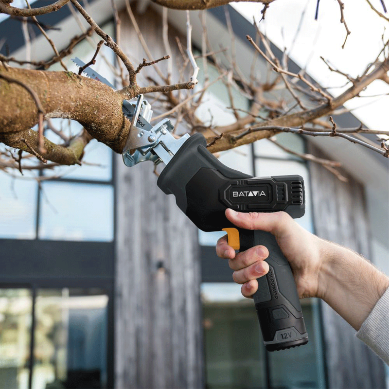 Batavia 12V Takken-Reciprozaag met Accu en Oplaadkabel terwijl deze een tak zaagt.