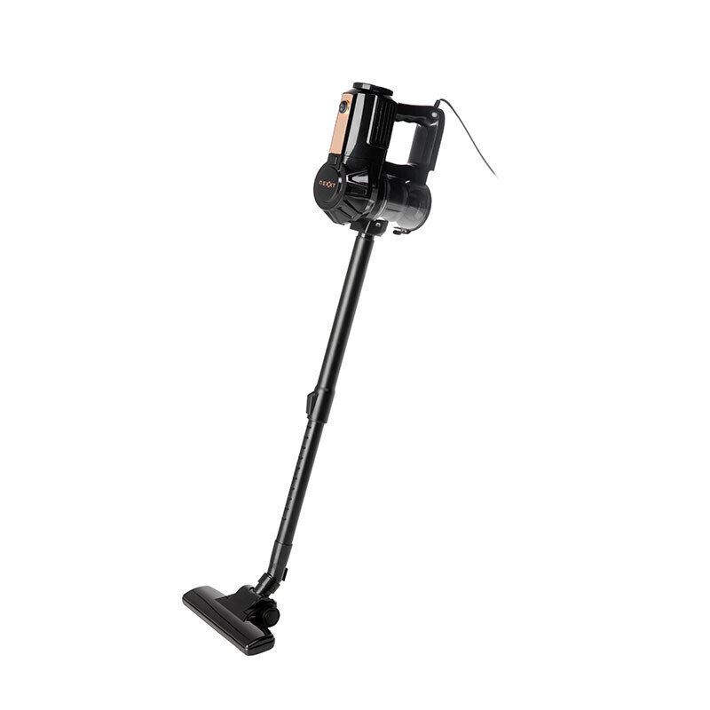 Zwarte Nexxt steelstofzuiger met lange buis en vloermondstuk, staand tegen een witte achtergrond.