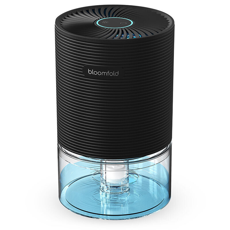 Bloomfold compacte luchtontvochtiger in zwart met transparante blauwe watertank, staand op een witte achtergrond.