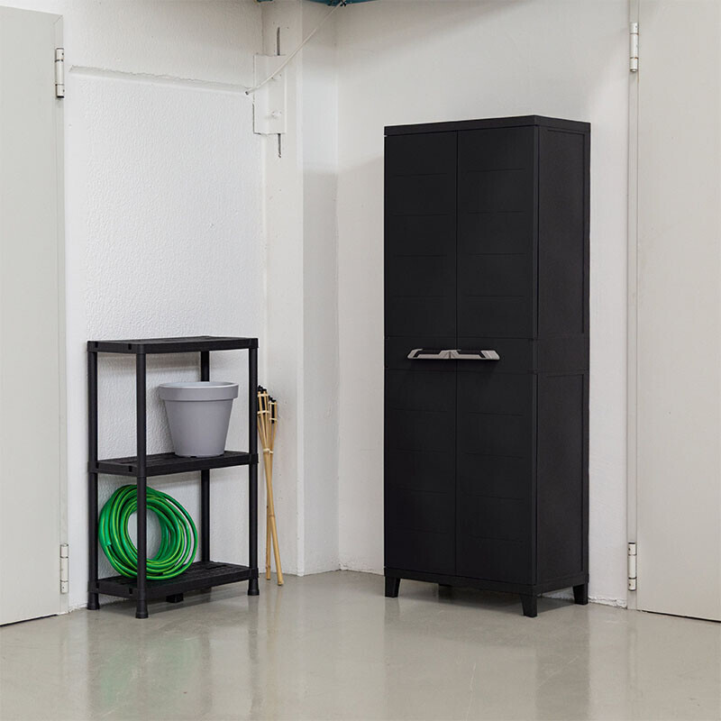 Hoge Toomax Prime kast geplaatst in garagehoek