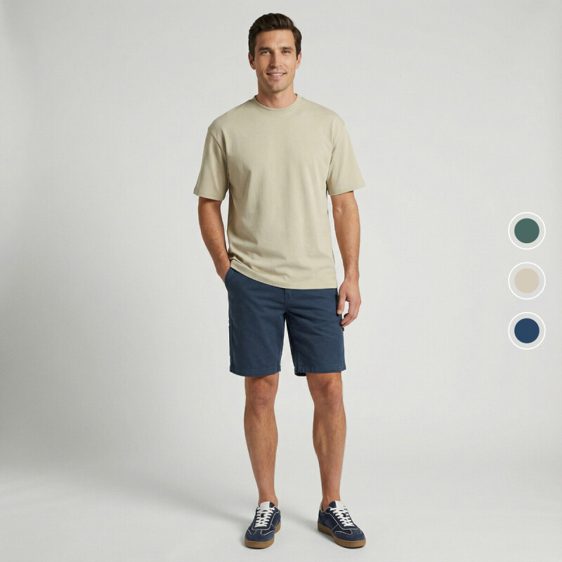 Model draagt Cars Chino Short Carter in marineblauw gecombineerd met licht T-shirt en sneakers. De short is verkrijgbaar in mosgroen, zand en marineblauw. 