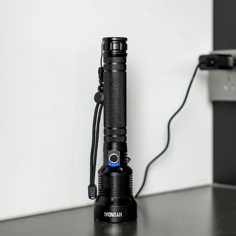 Hyundai oplaadbare zaklamp staand tijdens opladen via USB-kabel.
