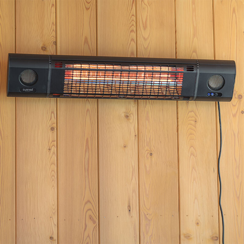Sunred Sun and Sound heater gemonteerd aan houten wand met gloeielement zichtbaar