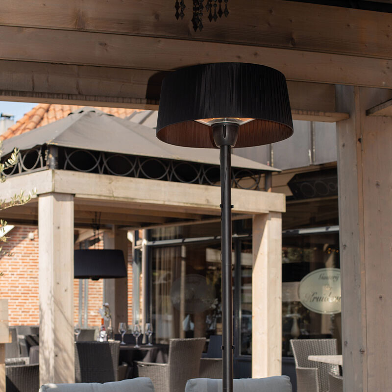 Sunred Artix terrasverwarmer op horecaterras met moderne uitstraling