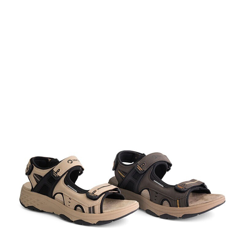 Bruine herensandalen schuin van voren met stevige zool