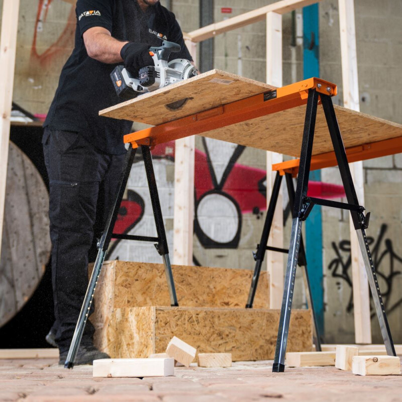 Batavia verstelbare schraag gebruikt als werktafel bij houtbewerking