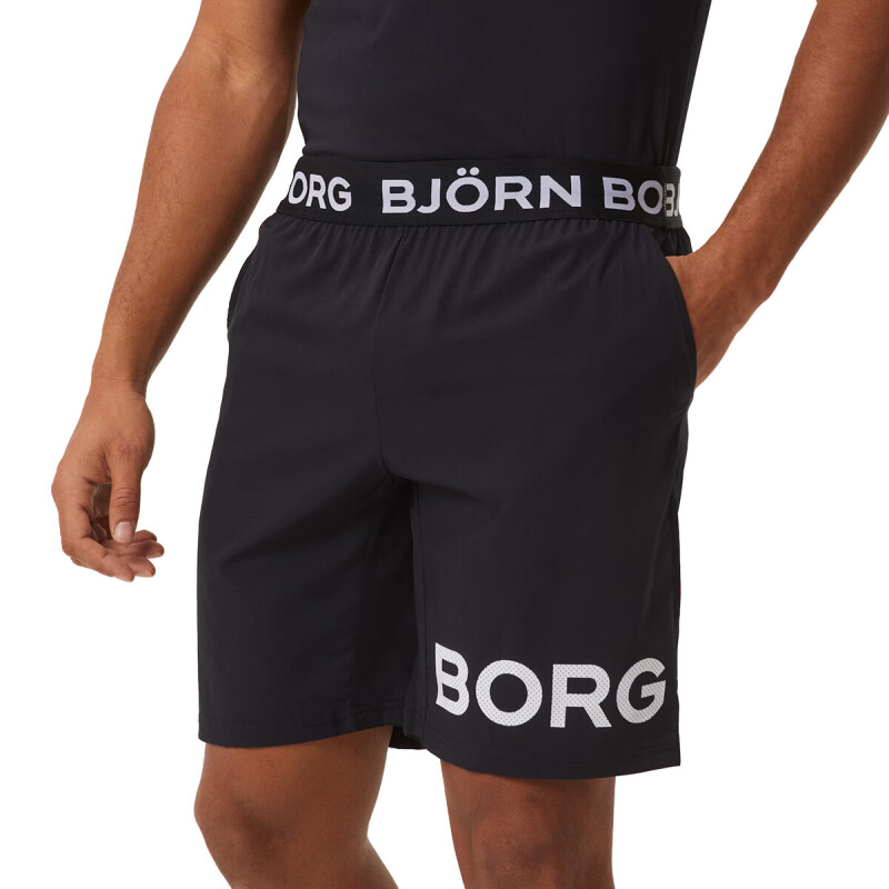 Een man draagt de Björn Borg Performance Short.