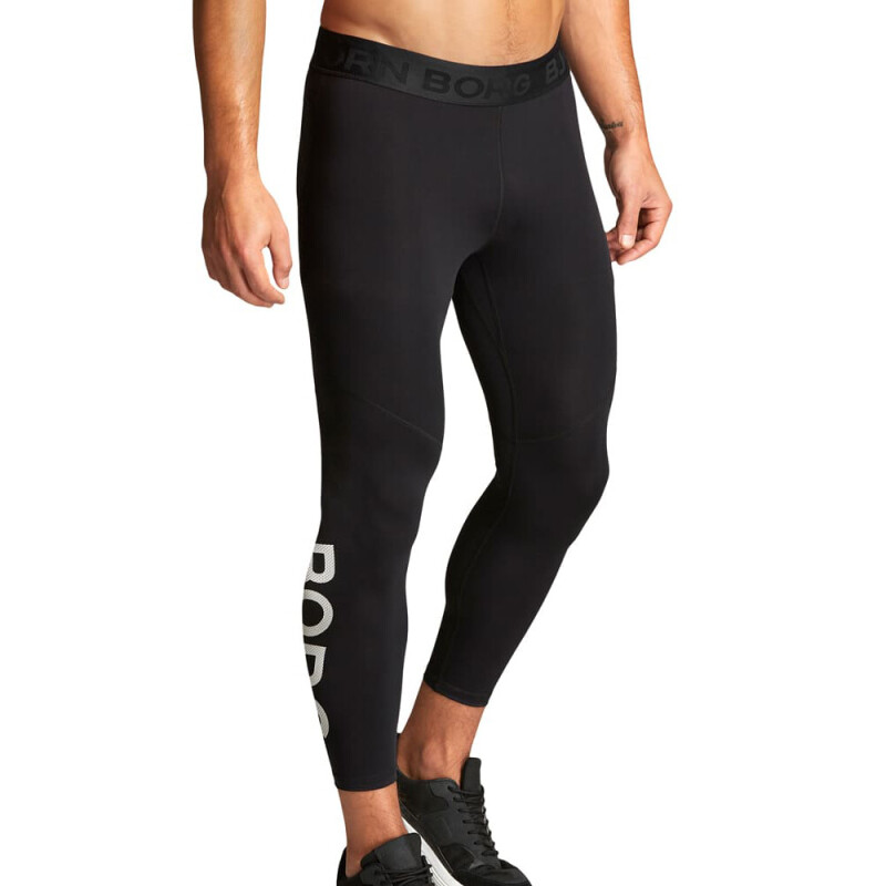 De voorzijde van de Björn Borg Perfomance Sportbroek op een model. 