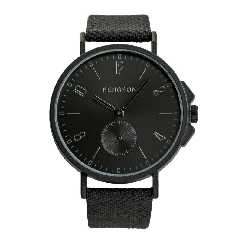 Vooraanzicht van het zwarte Bergson Horloge Ocean met analoge tijdsaanduiding en zwarte gerecyclede band.