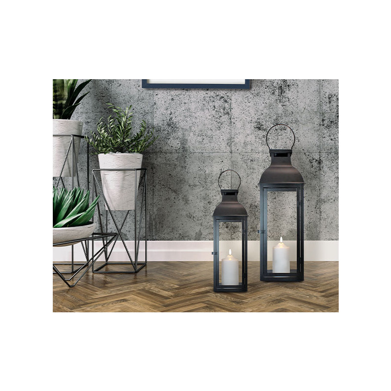 De Set van 2 FlinQ Windlichten staan binnen in de woonkamer. 