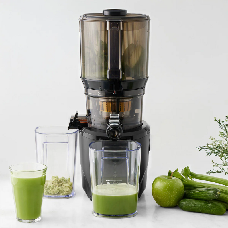 De Kuvings Auto10S Slowjuicer  maakt een groen sapje met appel, komkommer en bleekselderij. 
