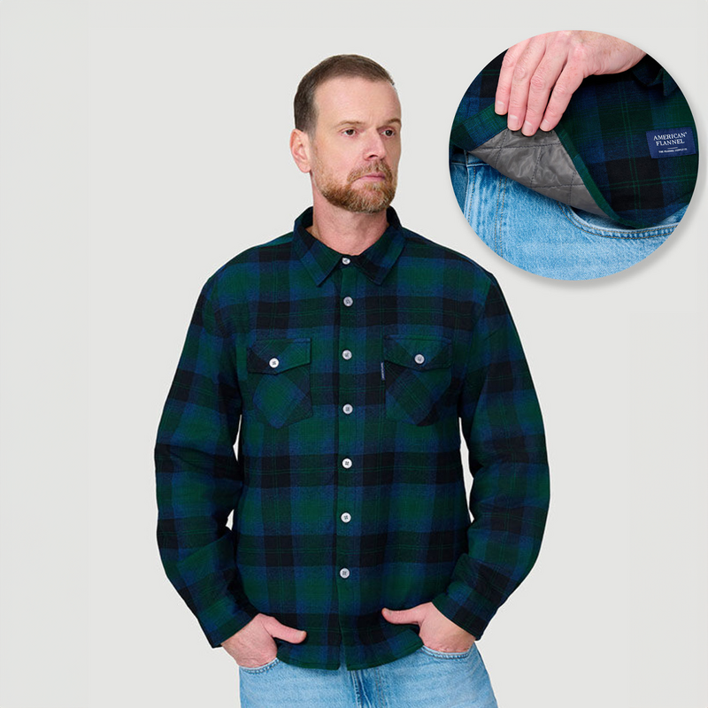 Man draagt een American Flannel heren flanellen overhemd, sherpa gevoerd shirt in groen-blauw, recht van voren gezien.