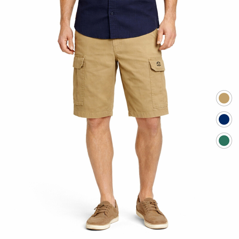 Beige cargo short gedragen door model, gecombineerd met casual outfit en veterschoenen.