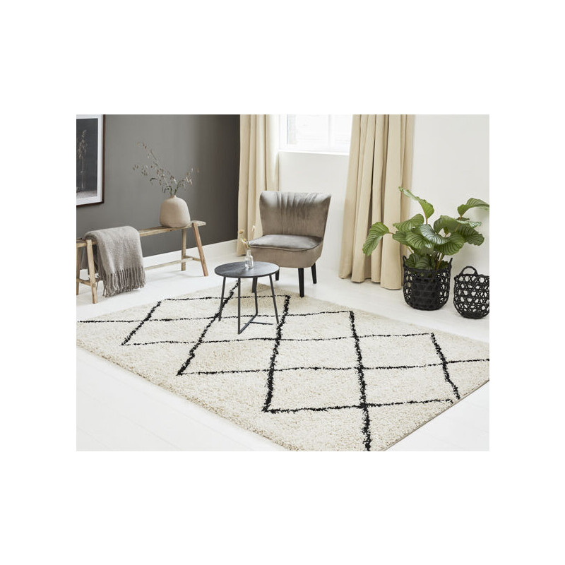 Het Lifa Living Hoogpolig Vloerkleed ligt in de woonkamer. Het is het rechthoekige model van het vloerkleed. 