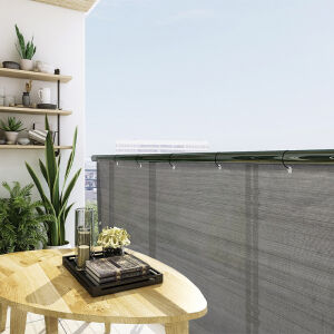 Het 909 Outdoor Balkonscherm is bevestigd aan een balustrade. 