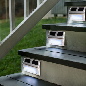3 LED Solar Lampen verlichten de trap.