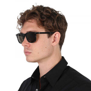 Een man draagt de Hugo Boss Heren Zonnebril 1554/0/S 807. 