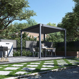 De Orion Premium Terrasoverkapping met Lamellen in de kleur Antraciet en in het formaat 3x3 meter is over een terras geplaatst. 