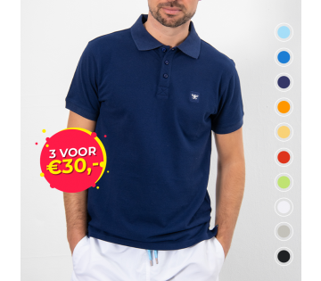Een model draagt de Cappuccino Polo Plain Pique.