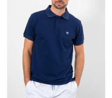 Een model draagt de Cappuccino Polo Plain Pique.