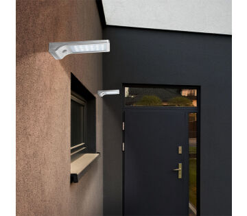 De Kansas Solar Flat Light in wit hangt buiten.