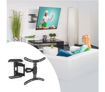 Een modern ingerichte woonkamer met een vrouw die zit op een witte bank en kijkt naar een televisie aan de muur, waarop een kookprogramma wordt getoond. De kamer is eenvoudig gedecoreerd met een grote plant, een minimalistisch tv-meubel en een paar kleine Een modern ingerichte woonkamer met een vrouw die zit op een witte bank en kijkt naar een televisie aan de muur, waarop een kookprogramma wordt getoond. De kamer is eenvoudig gedecoreerd met een grote plant, een minimalistisch tv-meubel en een paar kleine