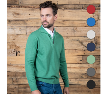 Model die de Cappuccino Trui met Kraag en Rits Como draagt in het groen met alle kleuren opties
