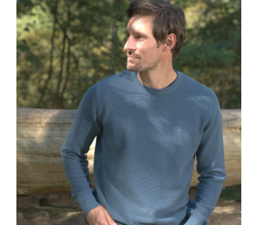 Model draagt de Mario Russo Waffle Pullover in de kleur petrol 