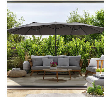 De Lifa Garden Dubbele Parasol met Beschermhoes staat in de tuin. De Lifa Garden Dubbele Parasol met Beschermhoes staat in de tuin.